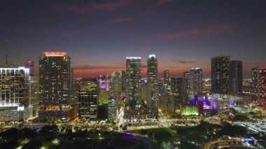 Miami Brickell Florida 'da, şehir merkezindeki büyük ABD şehrinde. Şehir caddesindeki yoğun trafiğin hava görüntüsü. Modern Amerikan megapolis 'indeki yüksek ticari ve meskun gökdelen binaları.