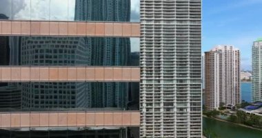 Florida, ABD 'deki Brickell şehir merkezinin Miami kentsel manzarası. Modern Amerikan megapolis 'inde cam gökdelen binaları olan gökyüzü.