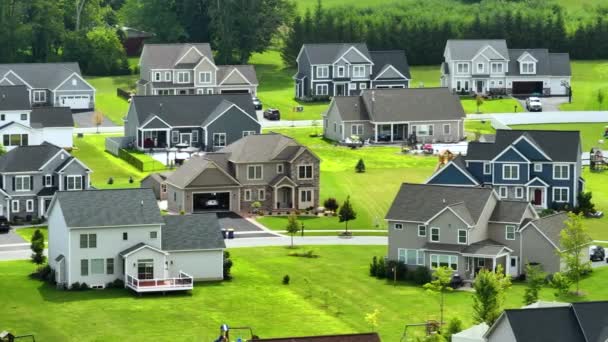 低密度の2つの物語 ニューヨーク州ロチェスター郊外の田舎の郊外の私的な家 夏季には大きな大きさと緑の芝生を持つアップスケール郊外の家 — ストック動画