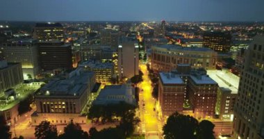Richmond Virginia şehir merkezindeki şehir mimarisi. Gece çöktüğünde gökdelenli binaların olduğu panoramik bir iş alanı manzarası.