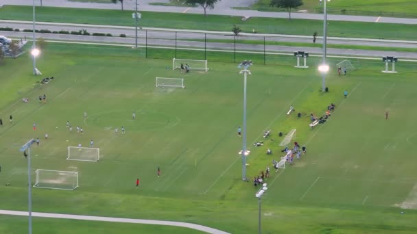 Γήπεδο Δημόσιου Αθλητισμού Στο Βόρειο Λιμάνι Της Φλόριντα Μαθητές Παίζουν — Αρχείο Βίντεο