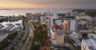 Sarasota, Florida, gün batımında. ABD seyahat rotası. Yüksek katlı ofis binaları olan Amerikan şehir mimarisi. Florida 'da gayrimenkul geliştirme