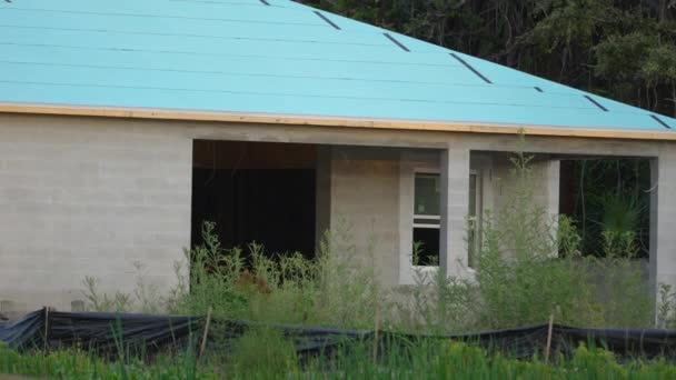 Atap Konstruksi Pada Rumah Yang Baru Dibangun Atap Bangunan Ditutupi — Stok Video