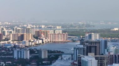 Atlantik Okyanusu kıyısında lüks sahil manzaralı otelleri ve apartman binaları olan Sunny Isles Beach City. Güney Florida 'daki Amerikan turizm altyapısı.