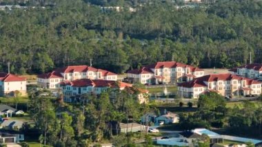 Florida 'nın banliyö bölgesindeki yeni apartman dairelerinin en iyi manzarası. Sakin bir mahallede aile evleri. Amerikan banliyölerinde gayrimenkul geliştirme.
