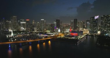 Florida, ABD 'de Miami Brickell şehir merkezindeki beton ve cam gökdelen binalarının gece görüntüsü. İşletme finans bölgesiyle Rıhtımlı Amerikan megapolis.