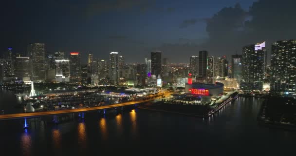 アメリカ合衆国フロリダ州マイアミ ブリッケル市のダウンタウンで夜間にコンクリートやガラスの高層ビルの上から眺めることができます ビジネス金融地区を持つウォーターフロント アメリカン メガポリス — ストック動画