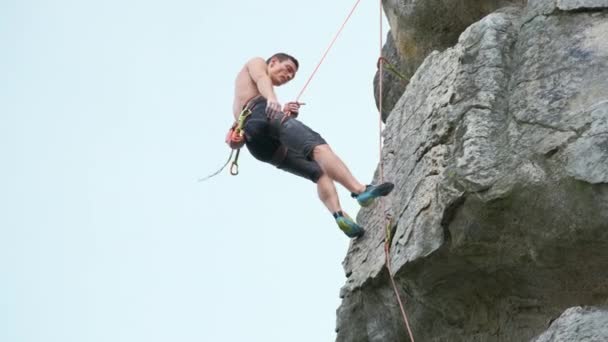 Junger Mann Steigt Steile Felswand Hinunter Männlicher Bergsteiger Bewältigt Anspruchsvolle — Stockvideo