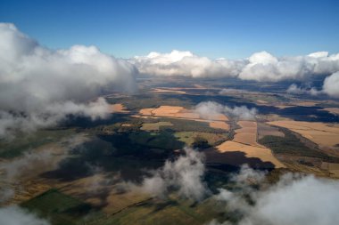 Dünya 'nın yüksek irtifasındaki hava manzarası yağmur fırtınasından önce oluşan kabarık kümülüs bulutlarıyla kaplıdır..