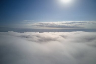 Dünya 'nın yüksek irtifasından hava manzarası sağanak yağmurdan önce oluşan yağmurlu bulutlarla kaplı..