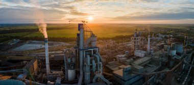 Yüksek beton fabrikası ve endüstriyel üretim alanında kule vinci olan çimento fabrikasının havadan görüntüsü. Üretim ve küresel sanayi kavramı.