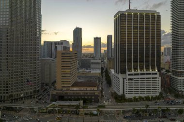 Miami Brickell 'in şehir merkezinin hava görüntüsü, Florida, ABD gün batımında. Modern Amerika 'da arabaları ve metro trafiği olan yüksek gökdelen binaları ve caddeleri.