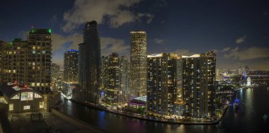 Florida, ABD 'de Miami Brickell şehir merkezinin hava görüntüsü. Modern Amerika 'nın orta kesimindeki parlak gökdelen binaları.
