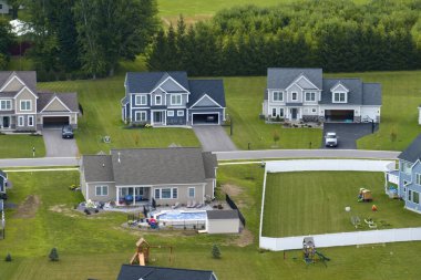 Rochester, New York yerleşim bölgesindeki büyük özel evlerin havadan görüntüsü. Amerikan banliyölerinde emlak gelişimine örnek olarak yeni aile evleri.