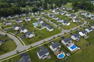 Rochester, New York yerleşim bölgesindeki büyük özel evlerin havadan görüntüsü. Amerikan banliyölerinde emlak gelişimine örnek olarak yeni aile evleri.