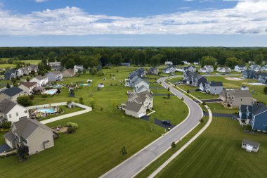 Rochester, New York yerleşim bölgesindeki büyük özel evlerin havadan görüntüsü. Amerikan banliyölerinde emlak gelişimine örnek olarak yeni aile evleri.