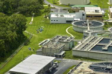 Kentsel atık su arıtma tesisindeki modern su temizleme tesisinin havadan görüntüsü. İstenmeyen kimyasalların, askıya alınmış katı maddelerin ve gazların kirlenmiş sıvılardan çıkarılması süreci.