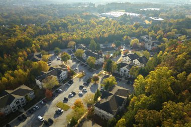 Sonbahar mevsiminde Güney Carolina banliyölerinde sarı ağaçlar arasındaki yeni apartman dairelerinin hava manzarası. Amerikan banliyölerinde gayrimenkul geliştirme.