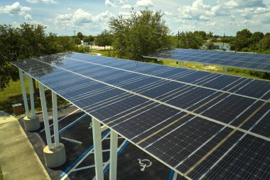 Güneş panellerinin havadan görünüşü park yerinin gölgelik çatısı olarak yerleştirildi. Etkili temiz elektrik üretimi için park edilmiş arabalar için. Fotovoltaik teknoloji şehir altyapısına entegre edildi.