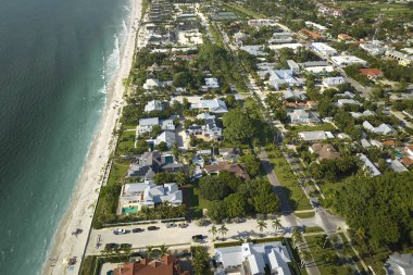 Varlıklı sahil manzaralı bir yer. Meksika Körfezi kıyısındaki yeşil palmiye ağaçları arasında pahalı malikaneler. Gasparilla Adası 'ndaki küçük Boca Grande kasabası..