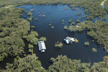 Doğal afet sonrası. Etrafı Ian Kasırgası ile çevrili sel suları Florida yerleşim bölgesindeki evleri sarıyor.