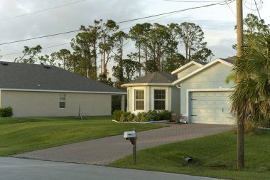 Florida 'daki Amerikan posta kutusu. Banliyö sokaklarının ön bahçesi..