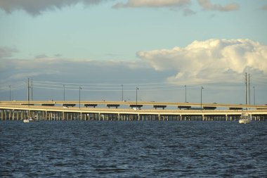 Florida 'daki Barron Collier Köprüsü ve Gilchrist Köprüsü trafiği hareketli. Charlotte County 'deki ulaşım altyapısı Punta Gorda ve Port Charlotte' u Peace River üzerinden bağlıyor..