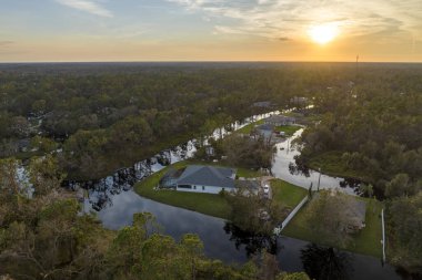 Doğal afetin sonuçları. Florida yerleşim bölgesinde sağanak yağıştan sonra yerleşim yerlerini çevreleyen yüksek su baskınları.