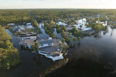 Doğal afetin sonuçları. Florida yerleşim bölgesinde sağanak yağıştan sonra yerleşim yerlerini çevreleyen yüksek su baskınları.