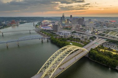 Ohio, Cincinnati şehir merkezi, gün batımında Daniel Carter Beard Köprüsü 'nde araba trafiği ve parlak gökdelen binaları ile. Amerika 'ya seyahat.