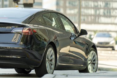 Miami caddesinde elektrikli araba. Florida 'da trafik ışıklarıyla kavşakta araba süren bir trafik..