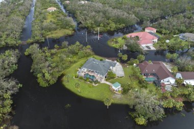 Florida yerleşim bölgesinde Ian kasırgası ile sel basmış evler. Doğal afetin sonuçları..