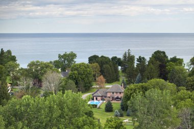 Lakeside Ontario 'daki New York yerleşim bölgesinde Rochester' da büyük bir rıhtım evi. Amerikan banliyölerinde emlak gelişimine örnek olarak yeni aile evi.