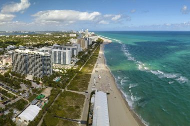 Miami Plajı güney Florida 'da popüler bir tatil yeridir. Kumsal yüzeyi ve turist altyapısı.