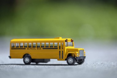 Klasik Amerikan sarı okul otobüsü modeli. Okula her gün çocukları getirip götürmek için. ABD 'de eğitim kavramı.