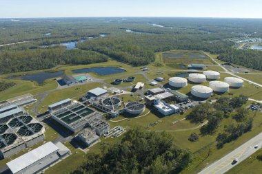 Kentsel atık su arıtma tesisinde modern su temizleme tesisi. İstenmeyen kimyasalların, askıya alınmış katı maddelerin ve gazların kirlenmiş sıvılardan çıkarılması süreci.