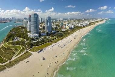 Miami Sahili 'nin panoramik manzarası. South Beach yüksek lüks oteller ve apartmanlar. ABD 'de seyahat hedefi.