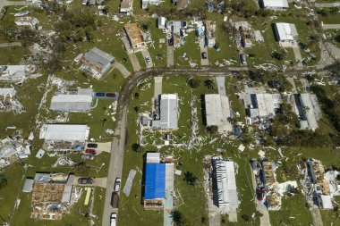 Şiddetli kasırga rüzgarları Florida gezici ev bölgesindeki özel evlere ağır hasar verdi. Doğal afetin sonuçları..