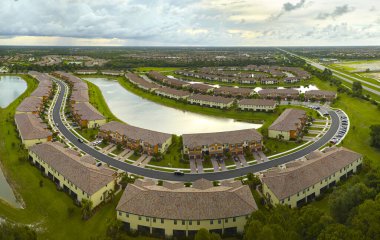 Güney Florida 'da kapalı yaşam kulüplerinde, yoğun bir şekilde inşa edilmiş konut havuzlarının manzarası. Amerikan banliyölerinde emlak gelişimine örnek olarak Amerikan rüya evleri.