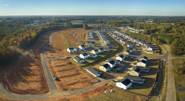 Güney Carolina yerleşim bölgesinde inşa edilmiş yoğun konut evlerinin yukarıdan görüntüsü. Amerikan banliyölerinde emlak gelişimine örnek olarak Amerikan rüya evleri.