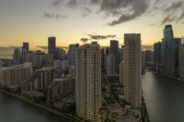 Gün batımında ABD 'nin Florida kentindeki Miami Brickell semtindeki yüksek gökdelen binalarının görüntüsü. Amerikan megapolis 'i ve karanlık çöktüğünde finans bölgesi.