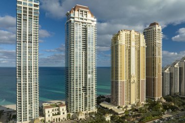 Sunny Isles Beach City 'deki Atlantik Okyanusu kıyısındaki lüks otellerin ve apartmanların manzarası. Güney Florida 'daki Amerikan turizm altyapısı.