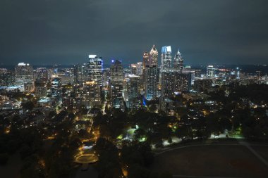 Georgia, ABD 'deki Atlanta şehrinin şehir merkezinin hava manzarası. Modern Amerika 'nın orta kesimindeki parlak gökdelen binaları.