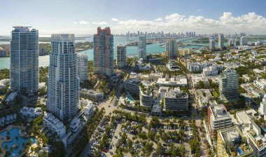 Güney Sahili mimarisinin havadan görünüşü. Yüksek lüks otelleri ve apartmanları olan Miami Beach City. Güney Florida, ABD 'deki turizm altyapısı.