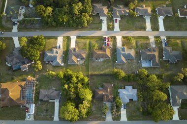 Florida sakin yerleşim bölgesinde yeşil palmiye ağaçları arasında özel evleri olan banliyö manzarası.