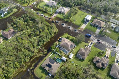 Kasırga yağış sularıyla çevrili Florida yerleşim bölgesindeki evleri. Doğal afetten sonra.