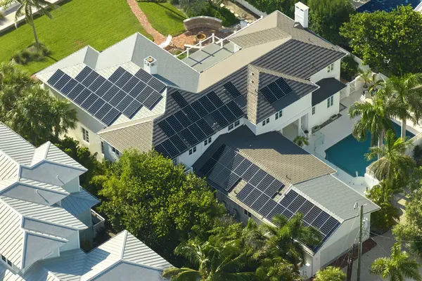 Αεροφωτογραφία Ακριβού Αμερικανικού Σπιτιού Πισίνα Και Στέγη Μπλε Ηλιακούς Φωτοβολταϊκούς Εικόνα Αρχείου