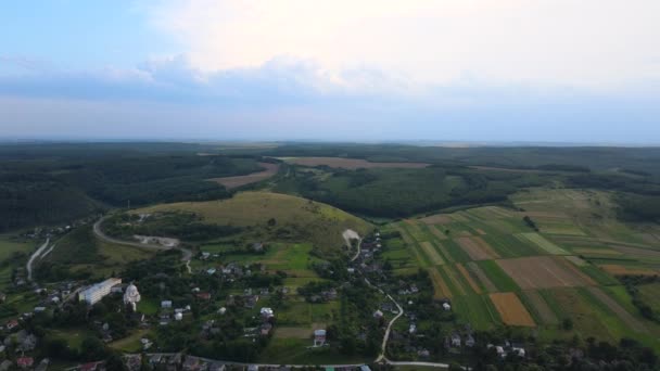 Veduta Aerea Del Paesaggio Case Villaggio Distanti Campi Agricoli Verdi — Video Stock