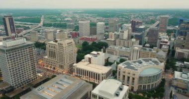 Virginia, ABD 'deki Richmond şehrinin şehir merkezindeki hava manzarası. Modern Amerikan şehir merkezindeki yüksek gökdelen binaları