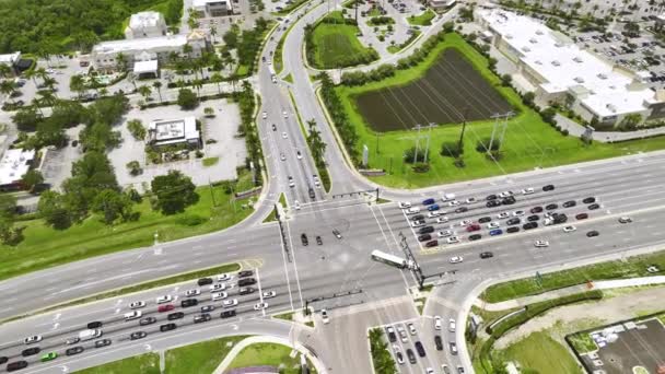 Luchtfoto Van Grote Meerbaans Wegkruispunt Met Verkeerslichten Rijdende Auto Vrachtwagens — Stockvideo
